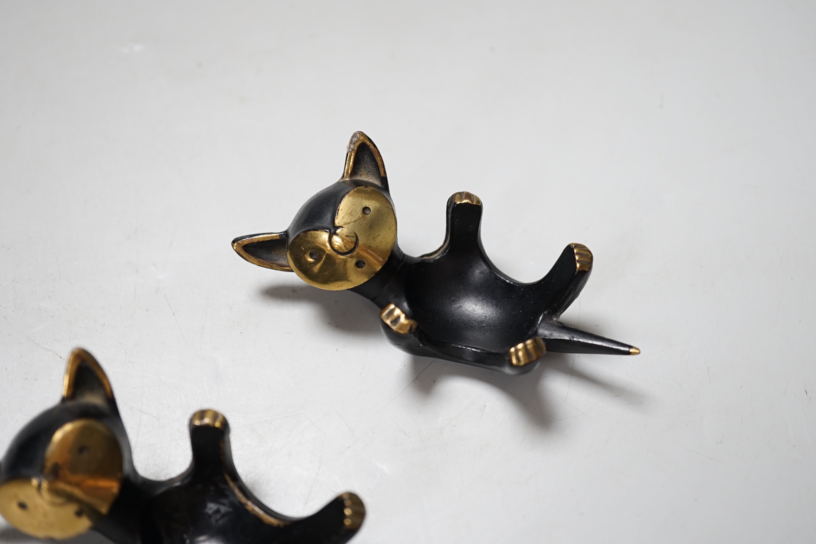 A Hagenauer style pair of cats in brass 1950s/60s, 8cm